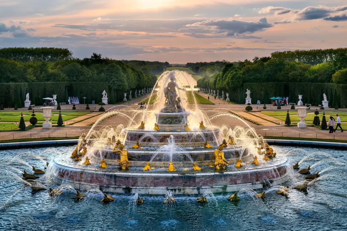 Le bassin de Latone et ses jets d'eau à Versailles